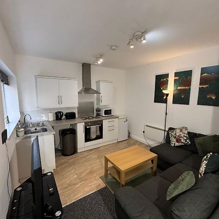 Enjoy A Spacious Lounge With A Cozy Sofa Bed And A Private Ensuite Bedroom Wednesbury Luaran gambar