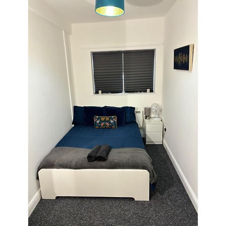 Enjoy A Spacious Lounge With A Cozy Sofa Bed And A Private Ensuite Bedroom Wednesbury Luaran gambar