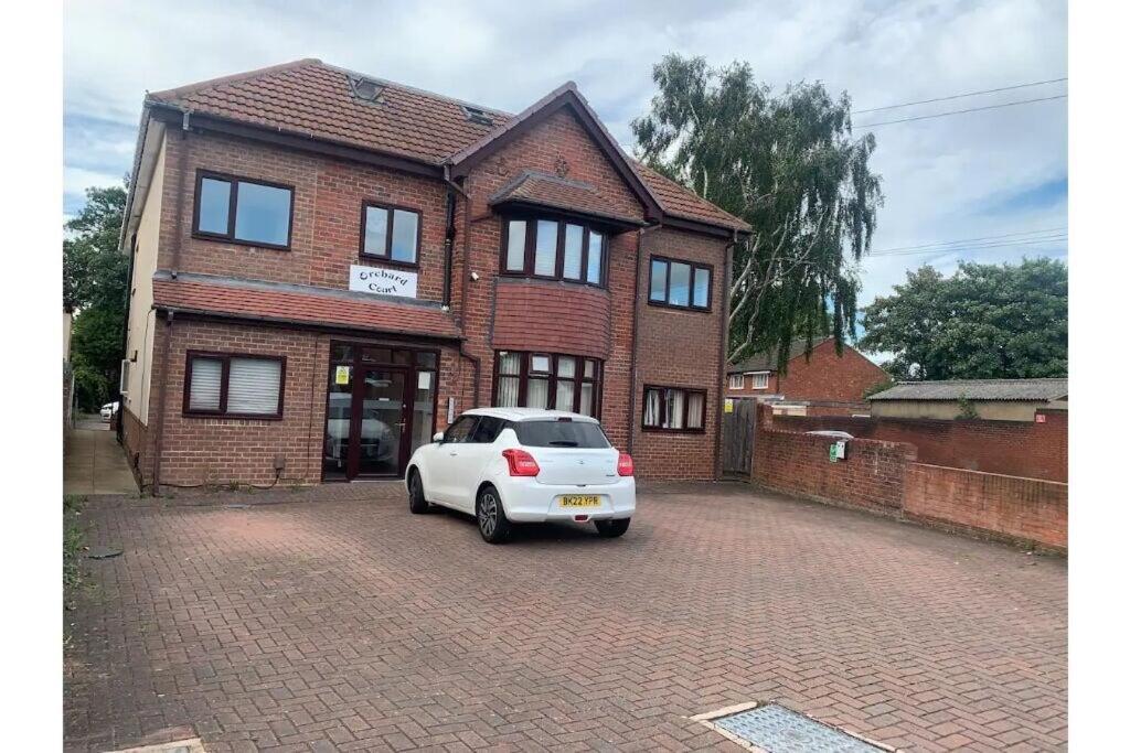 Enjoy A Spacious Lounge With A Cozy Sofa Bed And A Private Ensuite Bedroom Wednesbury Luaran gambar