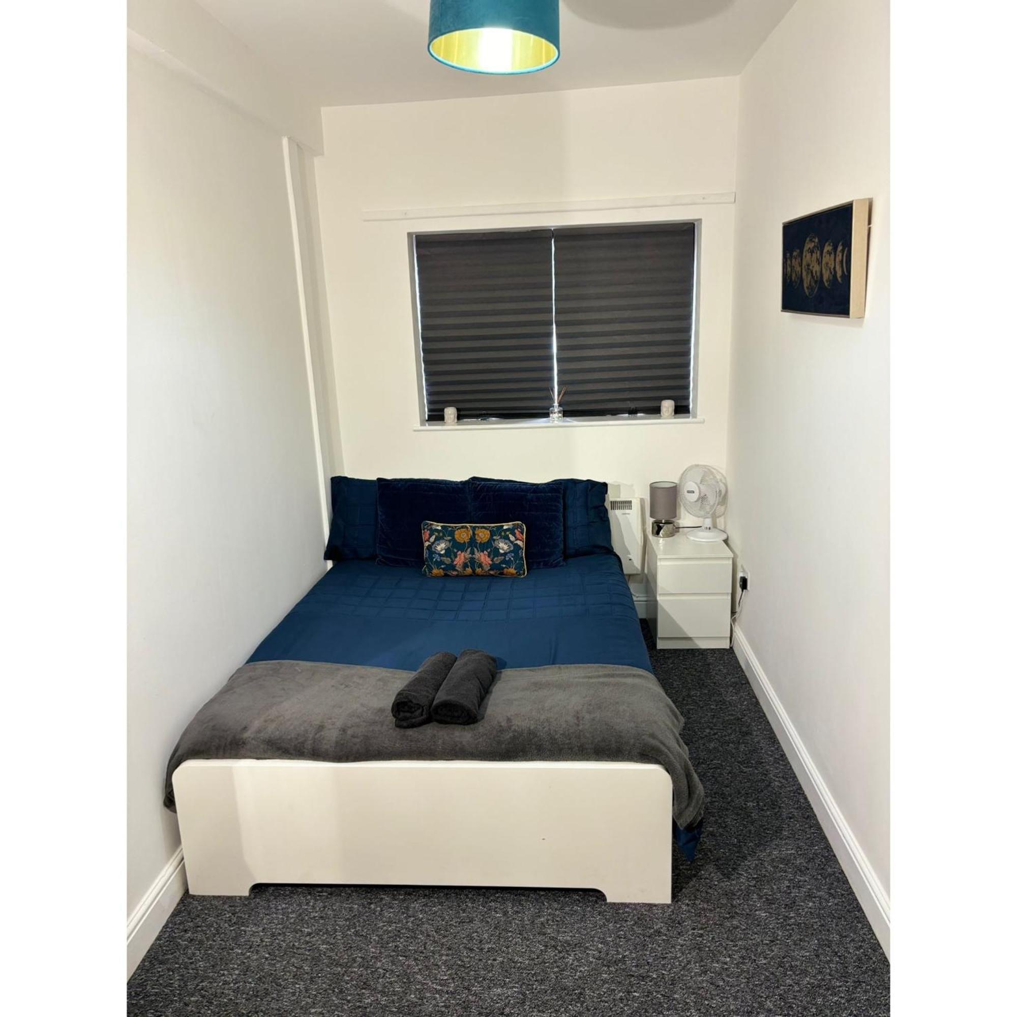 Enjoy A Spacious Lounge With A Cozy Sofa Bed And A Private Ensuite Bedroom Wednesbury Luaran gambar
