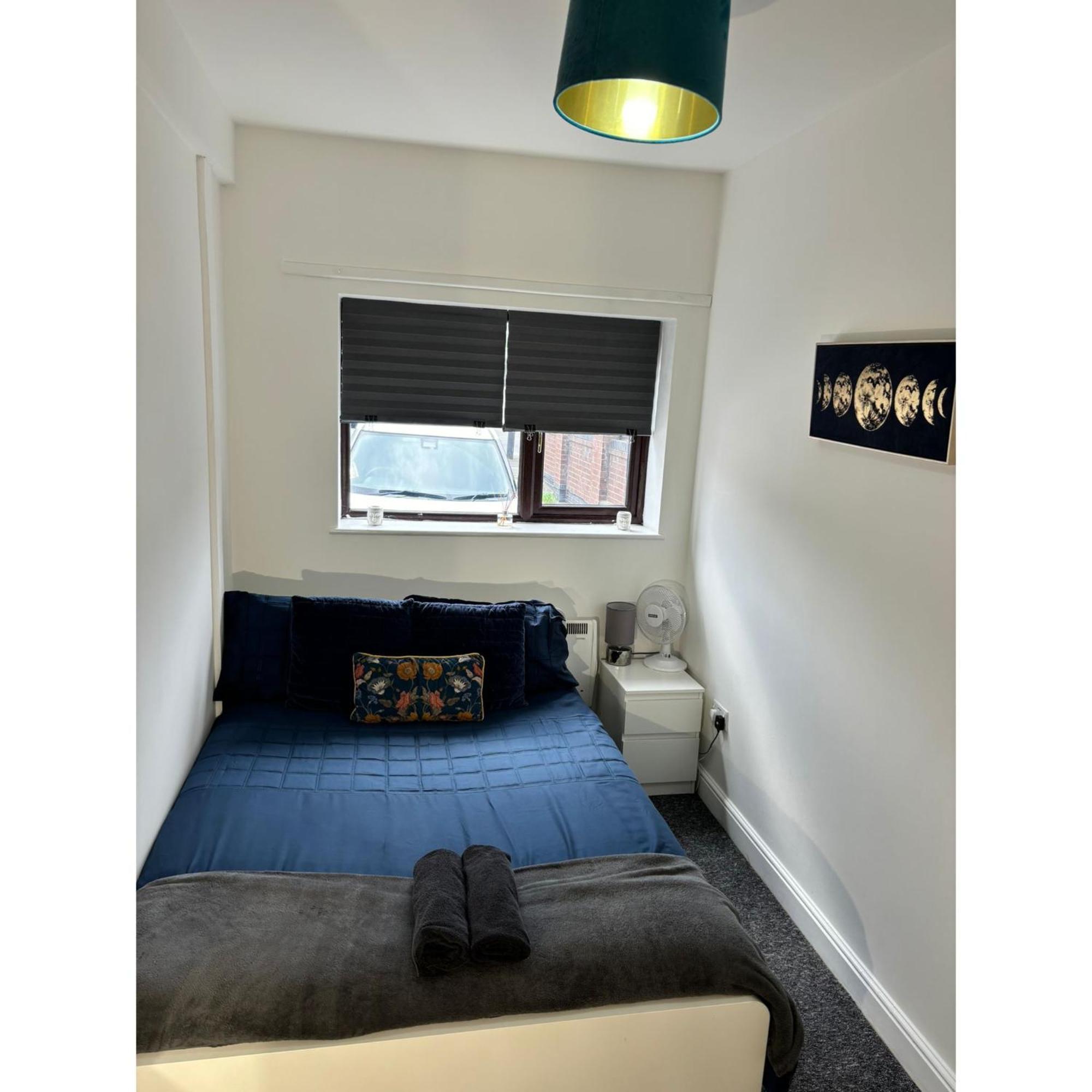 Enjoy A Spacious Lounge With A Cozy Sofa Bed And A Private Ensuite Bedroom Wednesbury Luaran gambar
