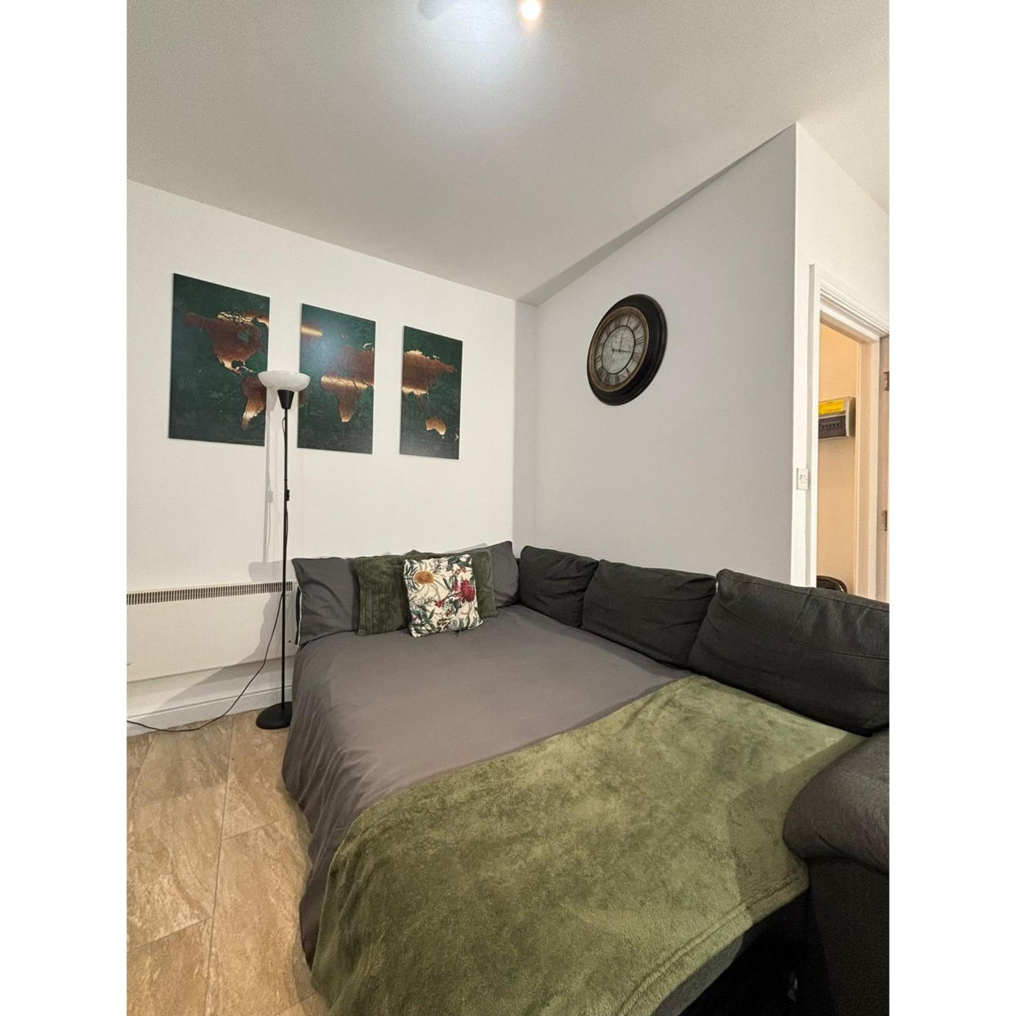Enjoy A Spacious Lounge With A Cozy Sofa Bed And A Private Ensuite Bedroom Wednesbury Luaran gambar