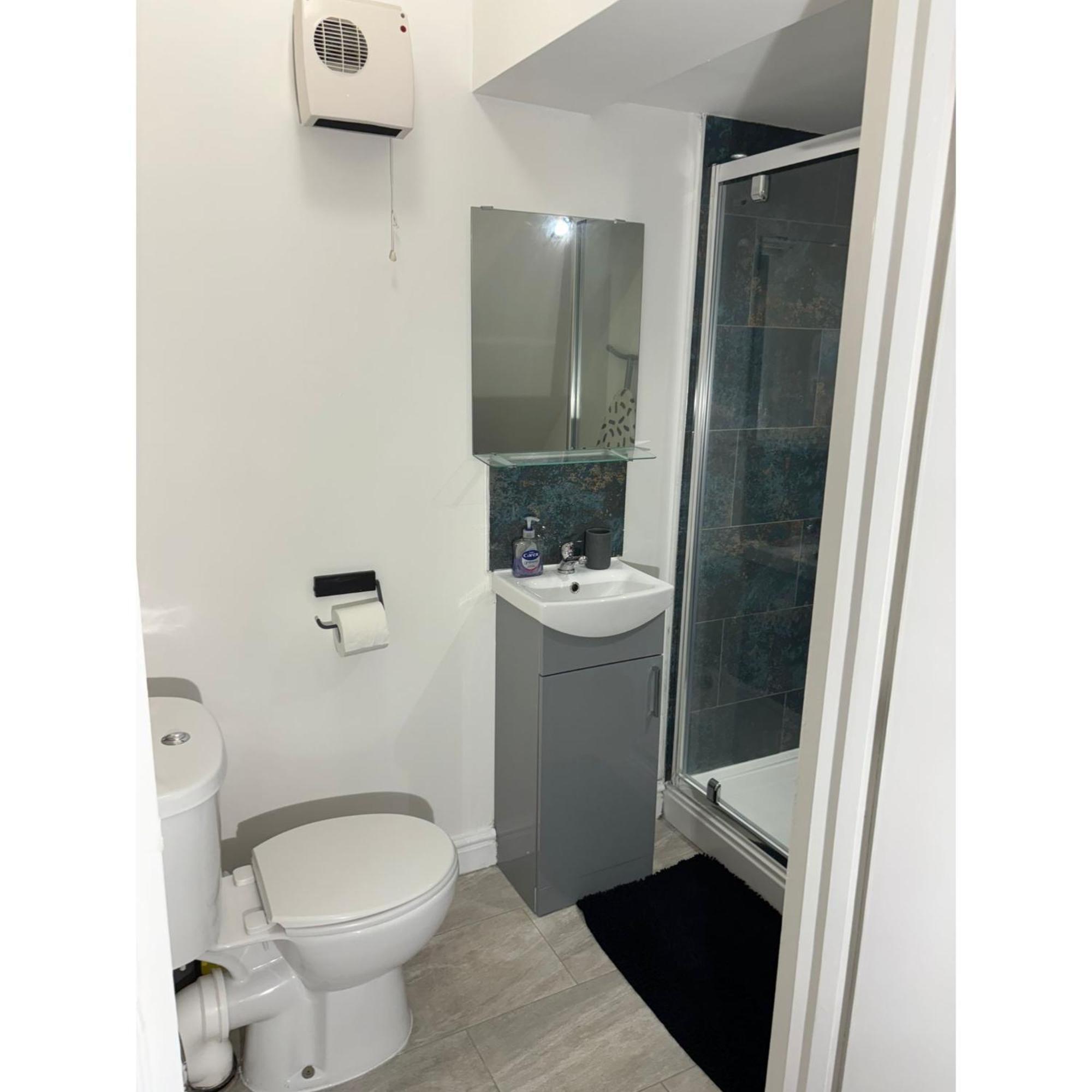 Enjoy A Spacious Lounge With A Cozy Sofa Bed And A Private Ensuite Bedroom Wednesbury Luaran gambar