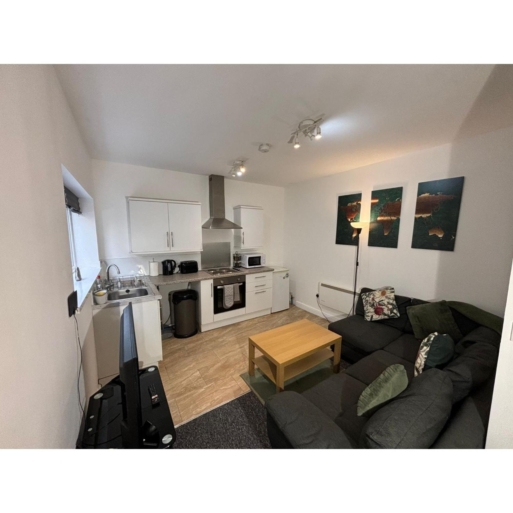 Enjoy A Spacious Lounge With A Cozy Sofa Bed And A Private Ensuite Bedroom Wednesbury Luaran gambar
