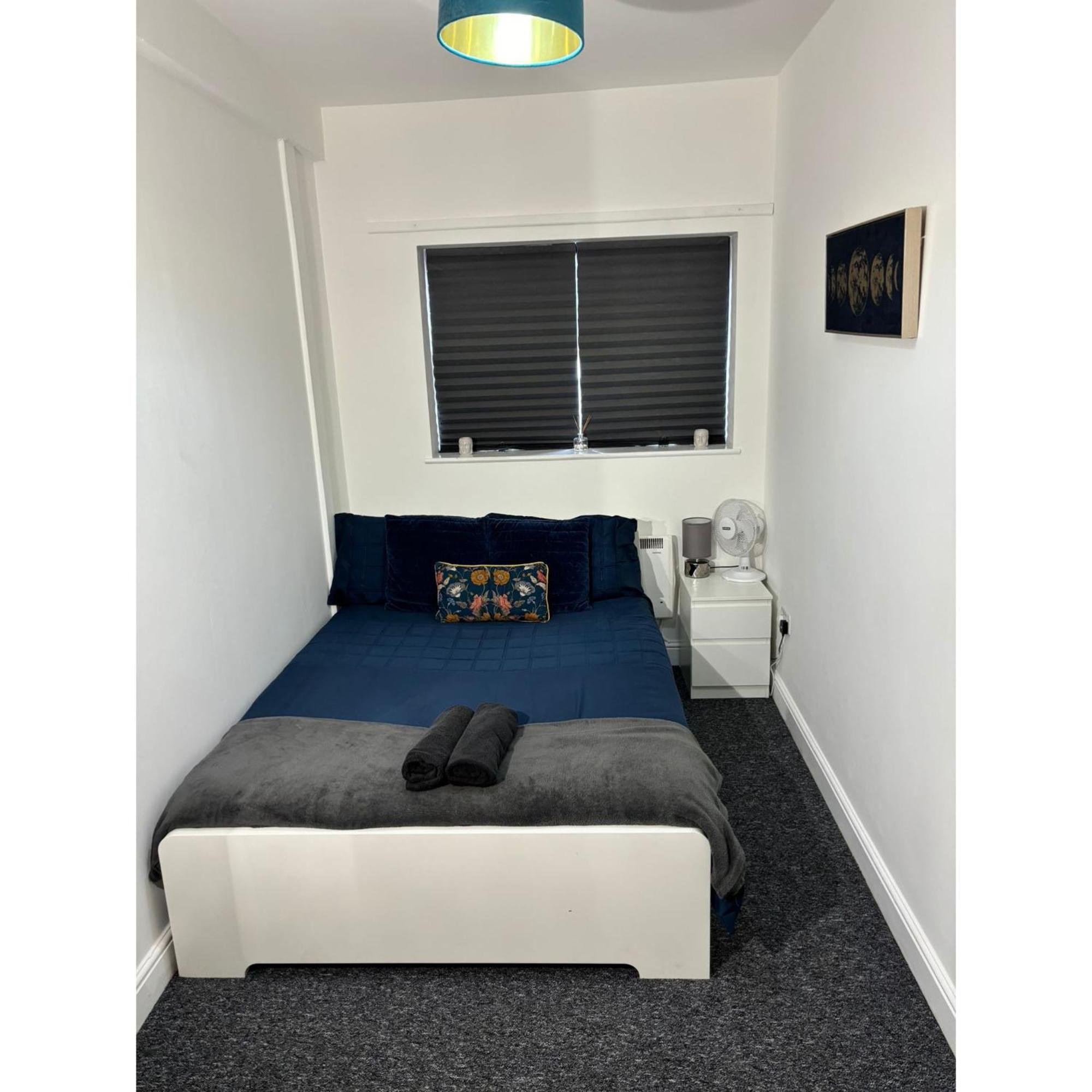 Enjoy A Spacious Lounge With A Cozy Sofa Bed And A Private Ensuite Bedroom Wednesbury Luaran gambar